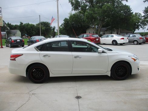Used 2015 Nissan Altima 2.5 SV w/ Convenience Package FWD image 2