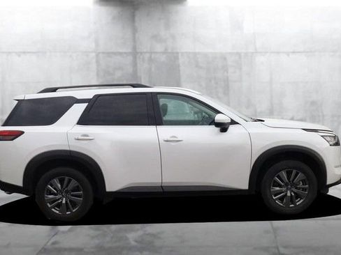 Certified 2025 Nissan Pathfinder SV FWD image 5