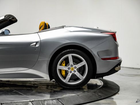 Used 2016 Ferrari California T image 8