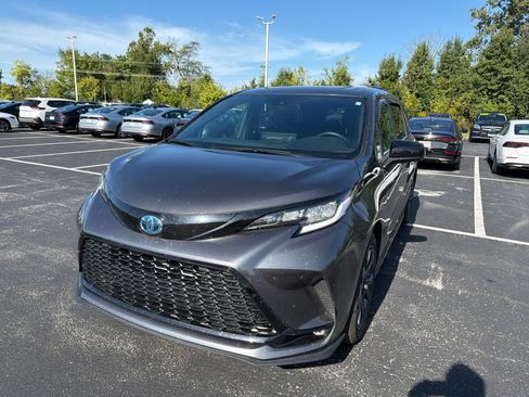 Used 2025 Toyota Sienna XSE FWD image 2