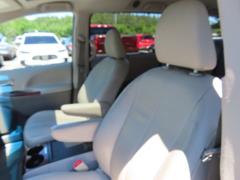 Used 2014 Toyota Sienna XLE FWD image 29