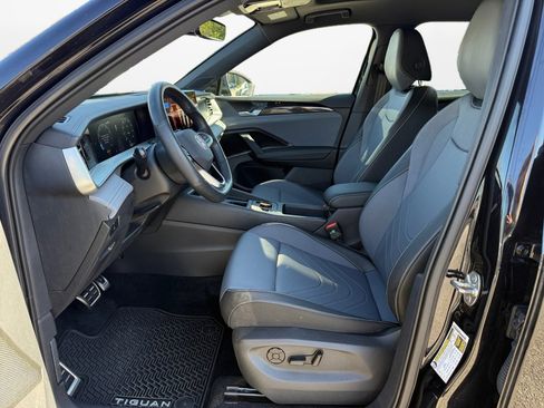 Certified 2025 Volkswagen Tiguan SE R-Line image 11