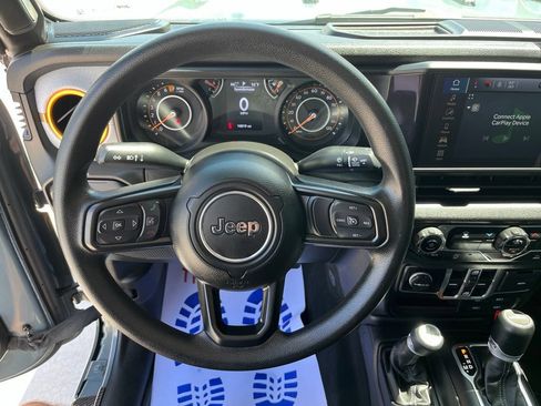 Used 2025 Jeep Gladiator Mojave AWD/4WD image 8