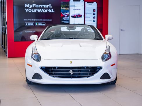 Used 2016 Ferrari California T RWD image 2
