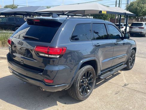 Used 2018 Jeep Grand Cherokee Altitude RWD image 3