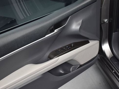 Used 2021 Toyota Camry SE image 9