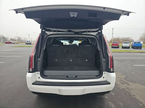 Used 2016 Cadillac Escalade Luxury image 10