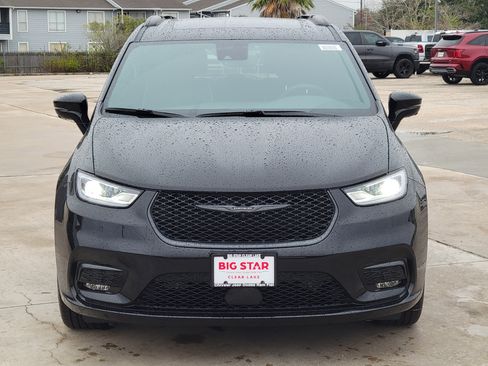 New 2026 Chrysler Pacifica Limited image 8