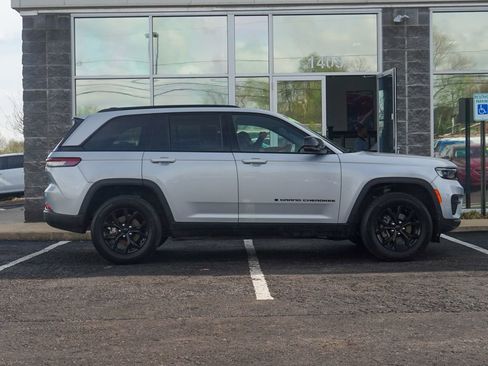 Used 2024 Jeep Grand Cherokee Altitude AWD/4WD image 2