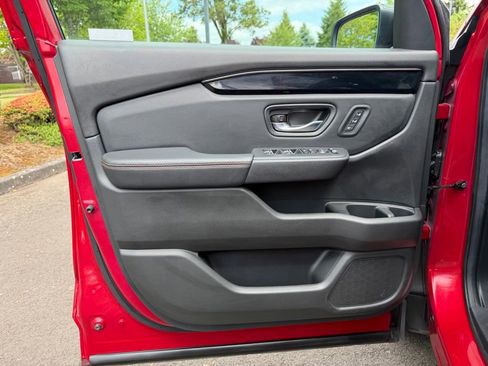 Used 2025 Honda Pilot TrailSport image 12