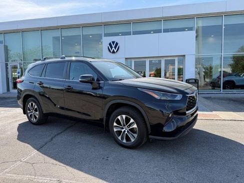 Used 2023 Toyota Highlander XLE AWD/4WD image 1