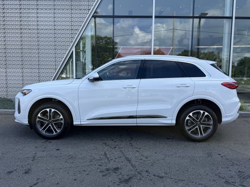 Certified 2025 Audi Q5 Premium w/ Convenience Package AWD/4WD image 2
