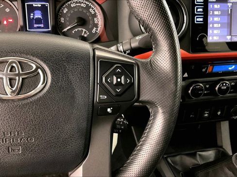 Used 2017 Toyota Tacoma TRD Off-Road w/ Premium & Technology Package image 12