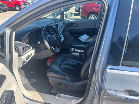 Used 2018 Chrysler Pacifica Touring-L FWD image 5