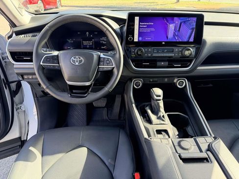 Certified 2025 Toyota Grand Highlander AWD image 2