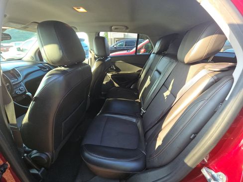Used 2022 Chevrolet Trax LT w/ LT Convenience Package FWD image 13