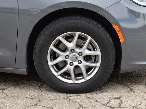 Used 2022 Chrysler Pacifica Touring-L FWD image 4