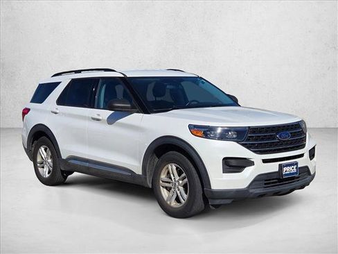 Used 2022 Ford Explorer XLT image 3