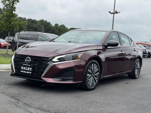 Used 2024 Nissan Altima 2.5 SV FWD image 24