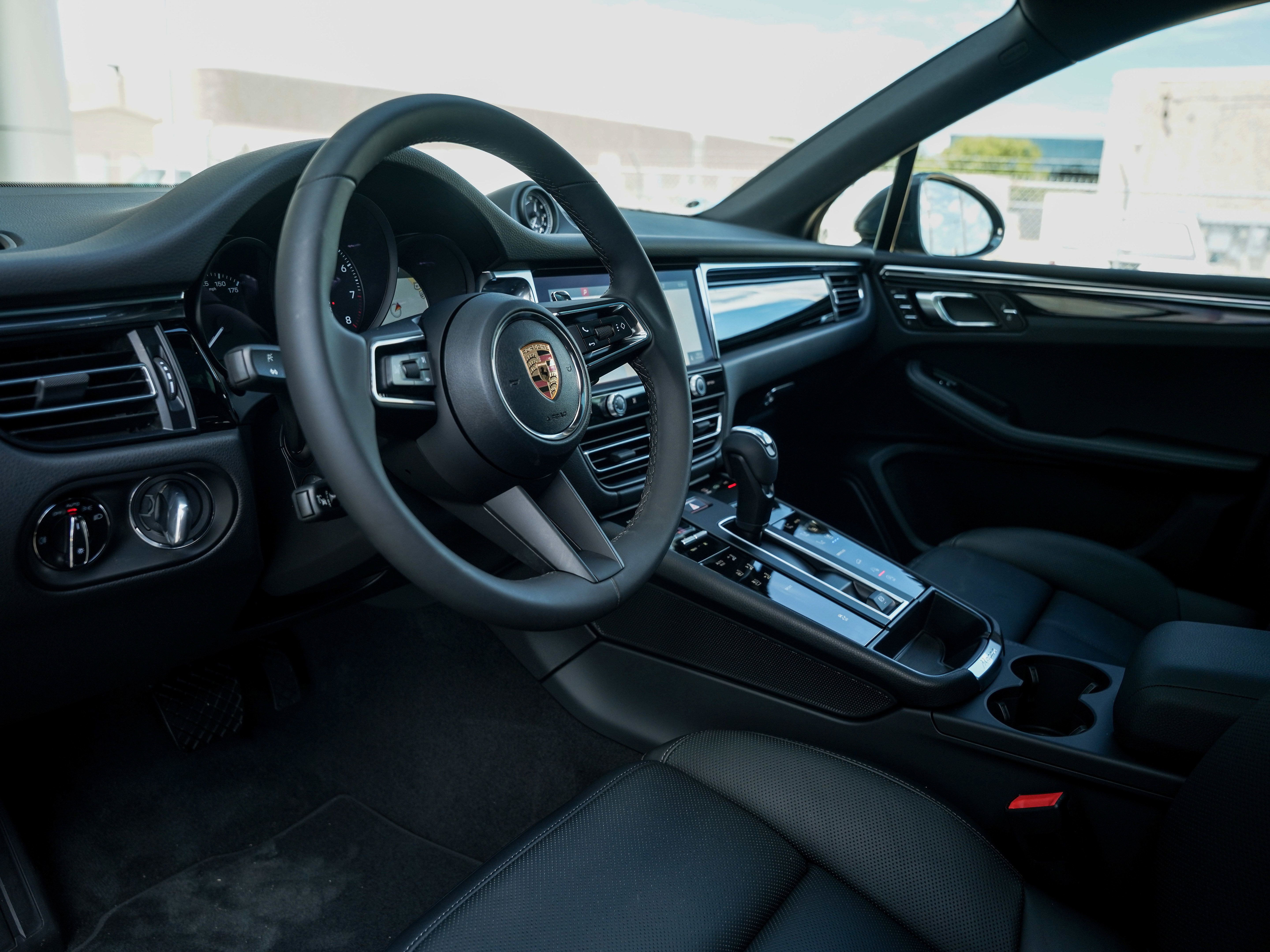 Certified 2026 Porsche Macan AWD/4WD image 4
