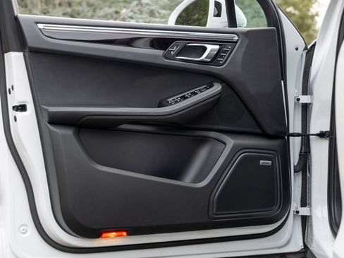 Certified 2023 Porsche Macan image 21