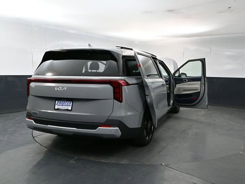 Used 2025 Kia Carnival EX FWD image 29