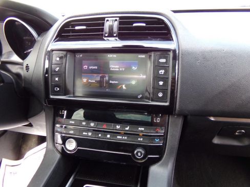 Used 2018 Jaguar F-PACE Premium AWD/4WD image 45