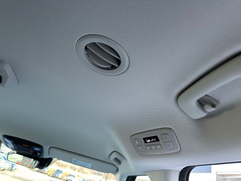 New 2026 Kia Carnival EX image 24