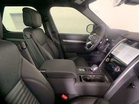 Used 2025 Land Rover Discovery Dynamic SE image 34