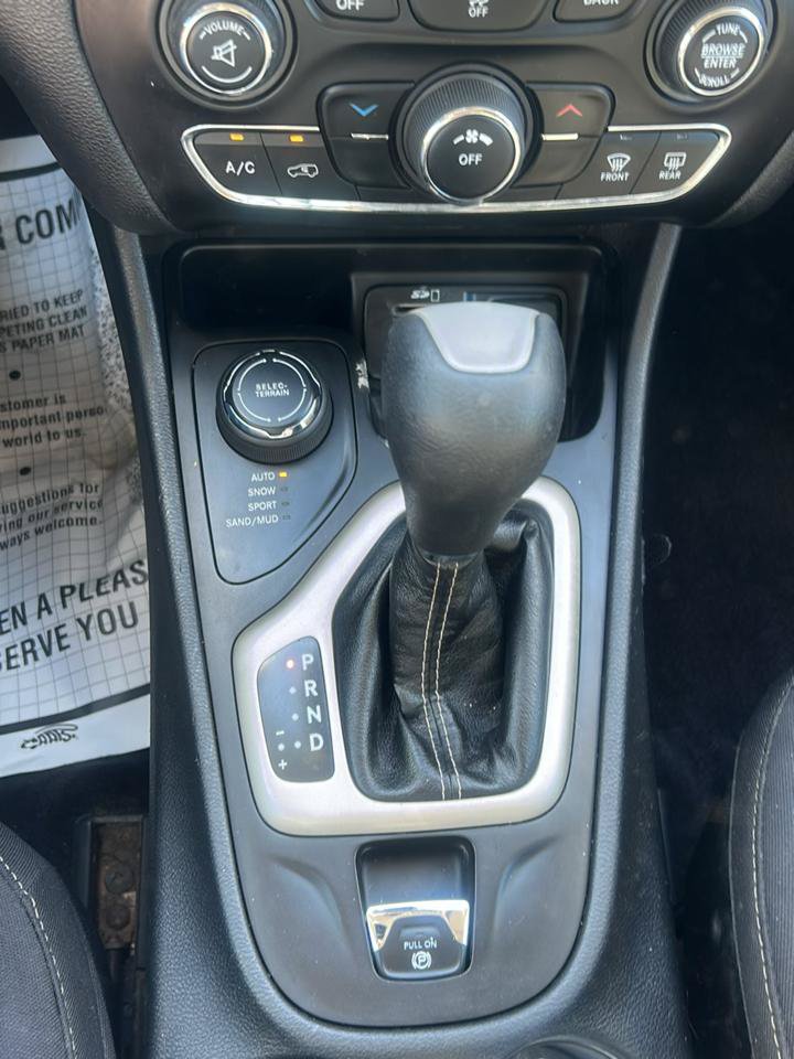 Used 2017 Jeep Cherokee Latitude w/ Safety/Convenience Group AWD/4WD image 19