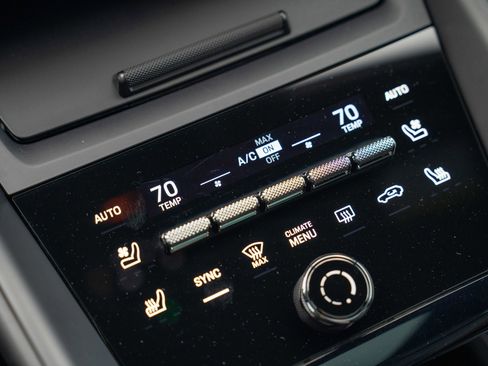 Certified 2025 Porsche Macan 4 Electric AWD/4WD image 20