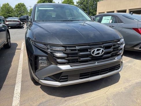 Used 2025 Hyundai Tucson SE FWD image 2