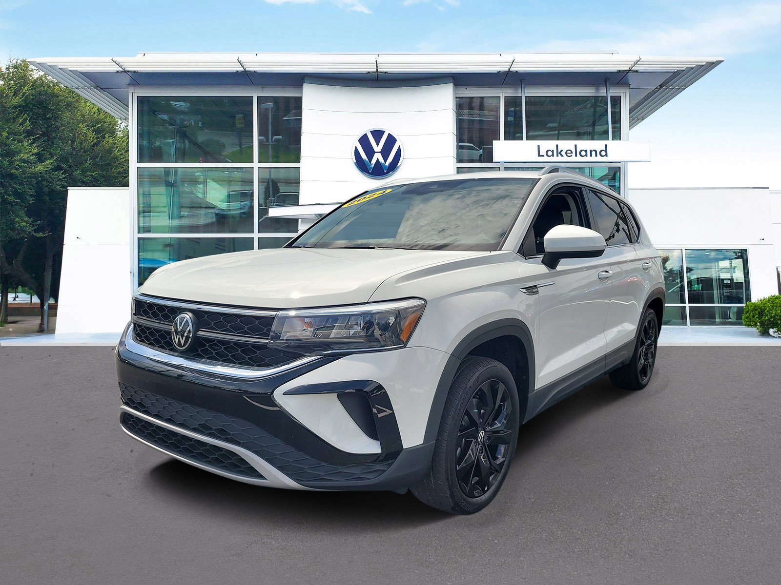 Used 2024 Volkswagen Taos SE w/ Black Wheel Package FWD image 2