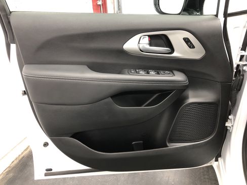 Certified 2024 Chrysler Pacifica Limited w/ S Appearance Package image 17