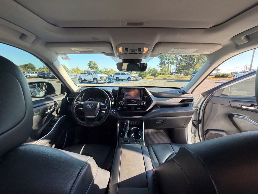 Used 2022 Toyota Highlander XLE AWD/4WD image 13