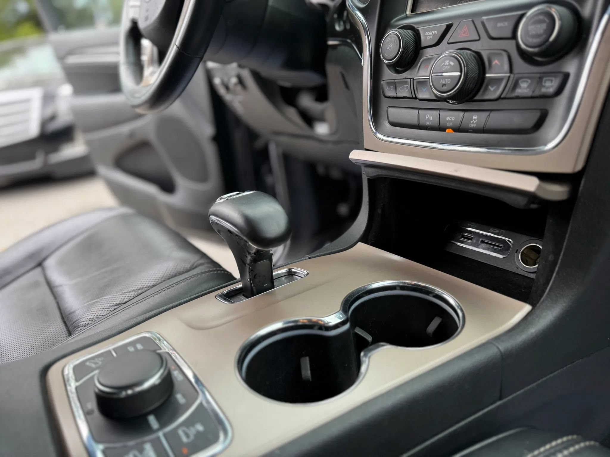 Used 2014 Jeep Grand Cherokee Overland AWD/4WD image 25