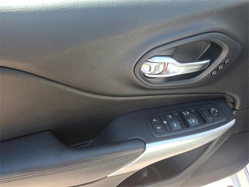 Used 2017 Jeep Cherokee Overland w/ Technology Group image 12