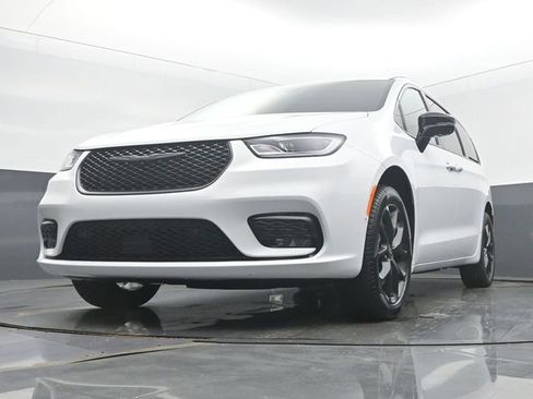 New 2026 Chrysler Pacifica Limited w/ Uconnect Theater Family Group AWD/4WD image 46