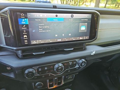 Used 2025 Jeep Wrangler Unlimited Sahara AWD/4WD image 20