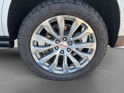 Used 2022 GMC Yukon Denali w/ Advanced Technology Package AWD/4WD image 10