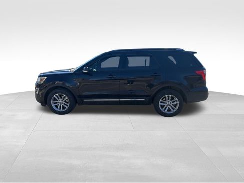 Used 2017 Ford Explorer XLT image 8
