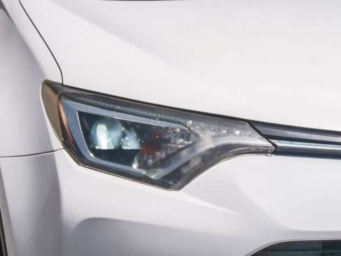 Used 2018 Toyota RAV4 XLE AWD/4WD image 4