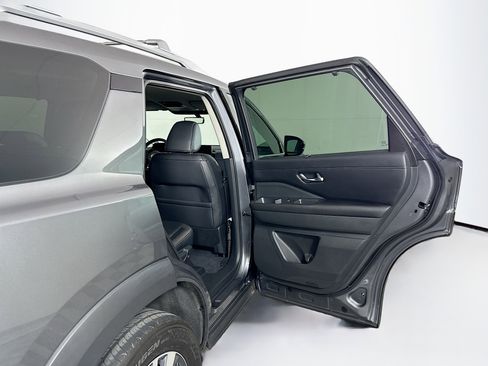 Used 2024 Nissan Pathfinder SL w/ Black Appearance Package AWD/4WD image 32