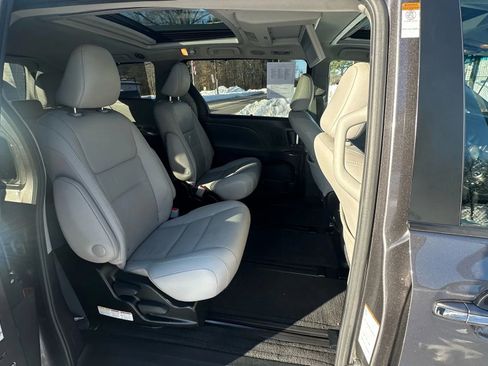 Used 2015 Toyota Sienna Limited image 30