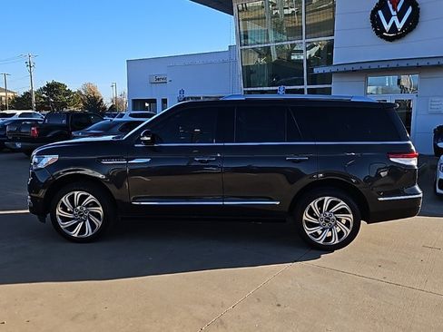 Used 2023 Lincoln Navigator Reserve image 8