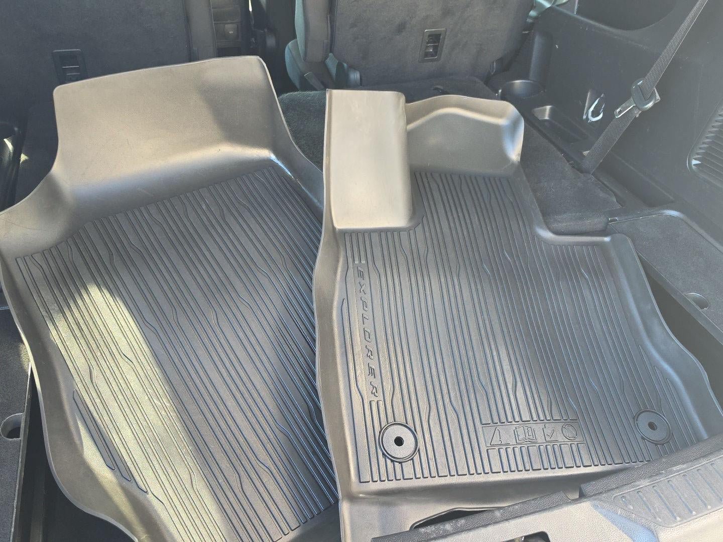 Used 2023 Ford Explorer XLT AWD/4WD image 5