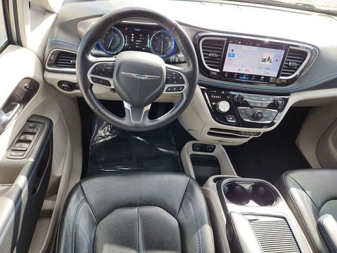 Certified 2021 Chrysler Pacifica Touring-L image 13