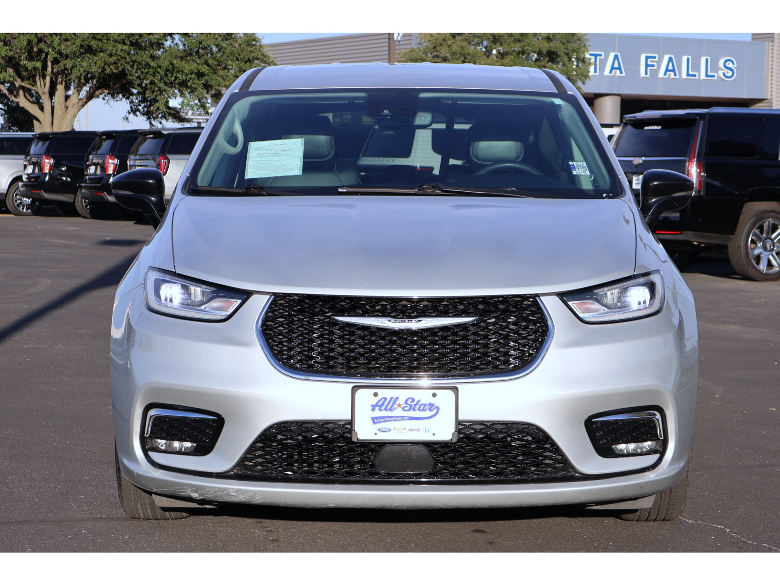 Used 2024 Chrysler Pacifica Touring-L FWD image 9
