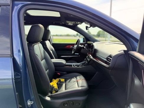 Used 2024 Chevrolet Traverse RS FWD image 11