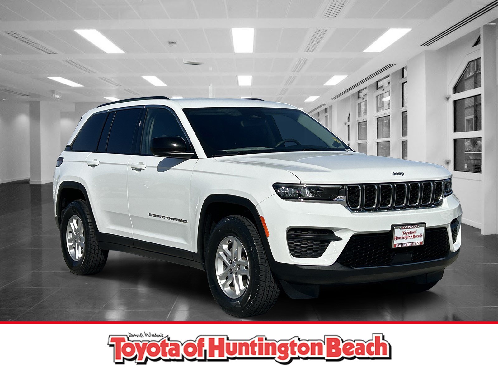 Used 2023 Jeep Grand Cherokee Laredo RWD image 1